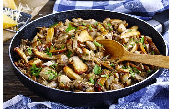 Лісові гриби: печеня, картопля з підливою, борщ – топ-5 традиційних українських рецептів !
